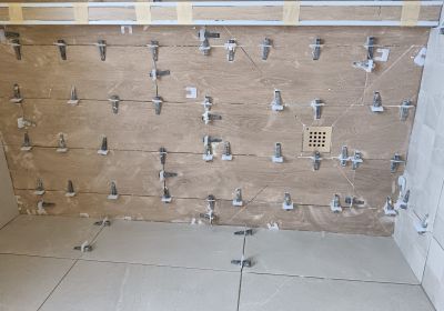 Alicatado mediante sistema de nivelación / Tiling using a leveling system