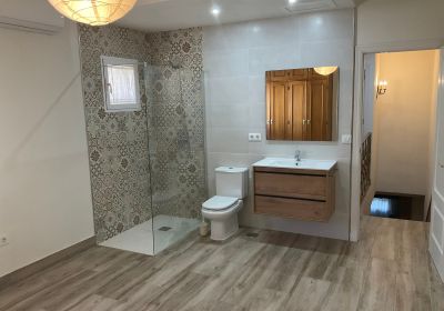 Dormitorio con baño abierto integrado / Bedroom with integrated open bathroom