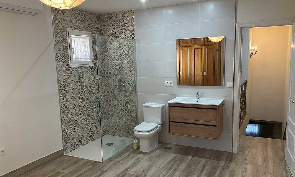 Dormitorio con baño abierto integrado